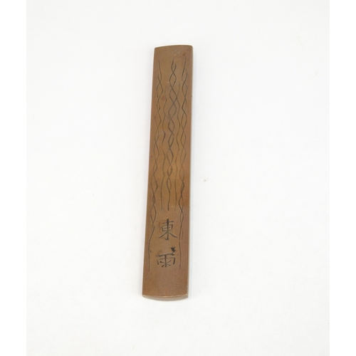 7057 - TOU- a copper kozuka decorated with a tiger in takabori with face in takazogan, gold eyes and tooth,... 
