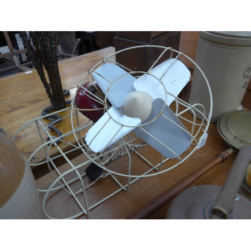 2030 - A Babyglow bed warmer and desk fan