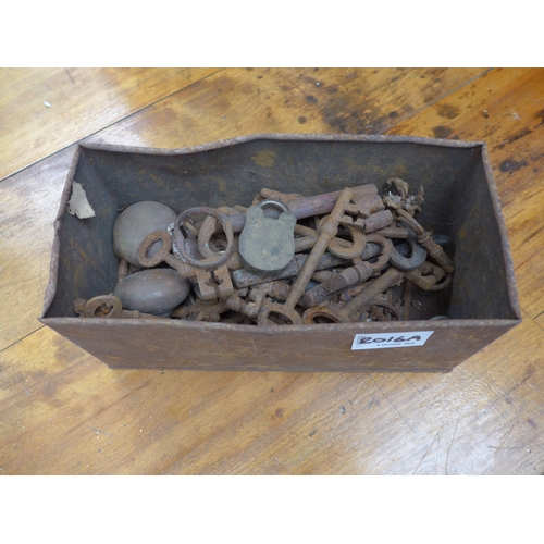 2016A - A box of old keys