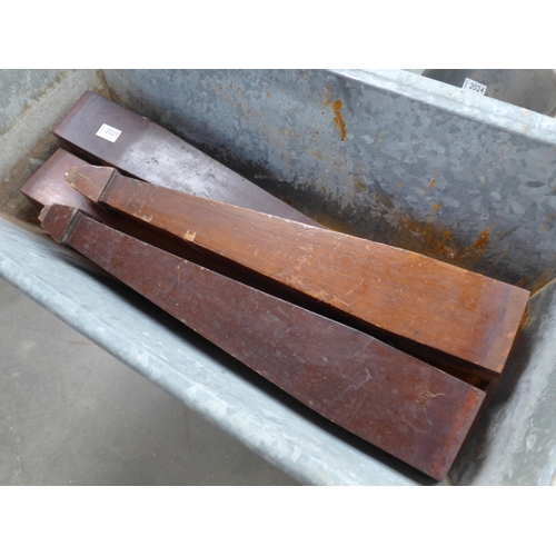Lot 2027      