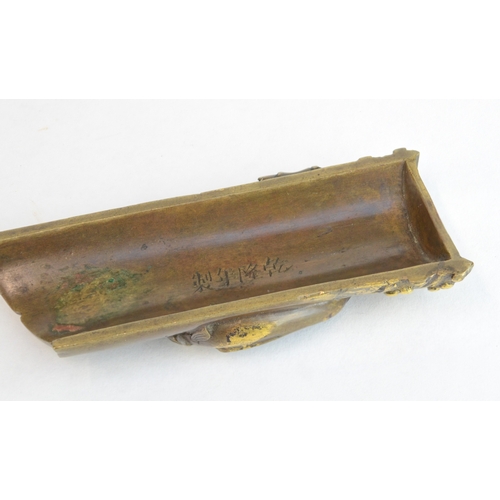 7006 - A Chinese bronze scroll weight decorated with two Buddhist symbols, the endless knot, two golden fis... 