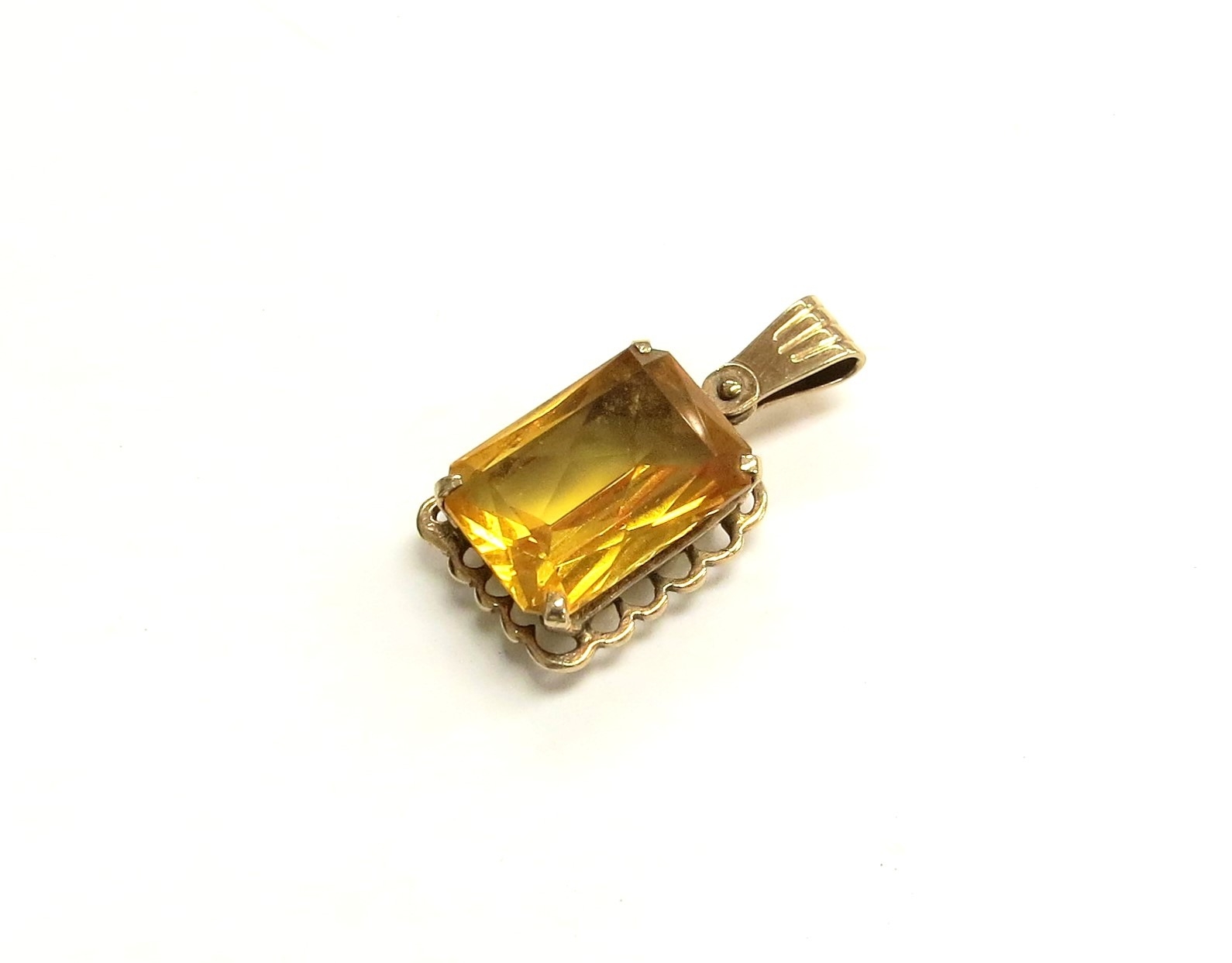 A citrine pendant in a 9ct gold mount, 2.5cm drop, 3.5g