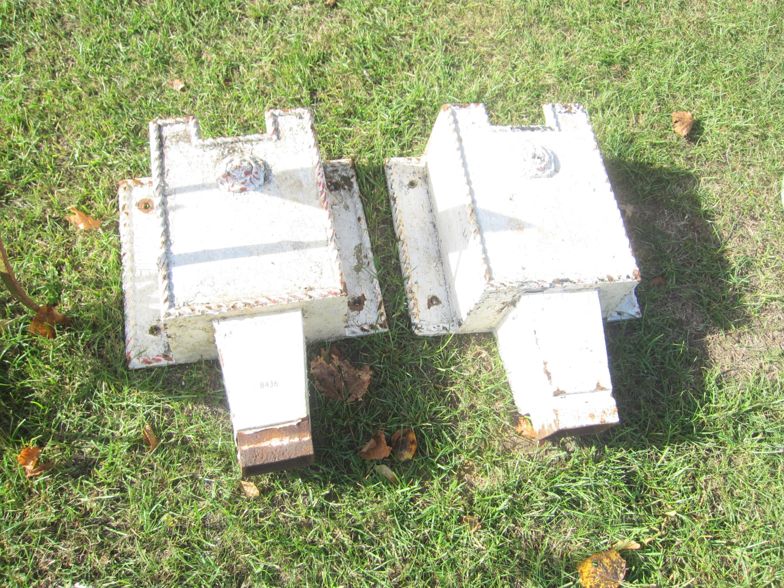 A pair of cast iron Tudor rose rainwater hoppers, 57cm (h) x 43cm (w)