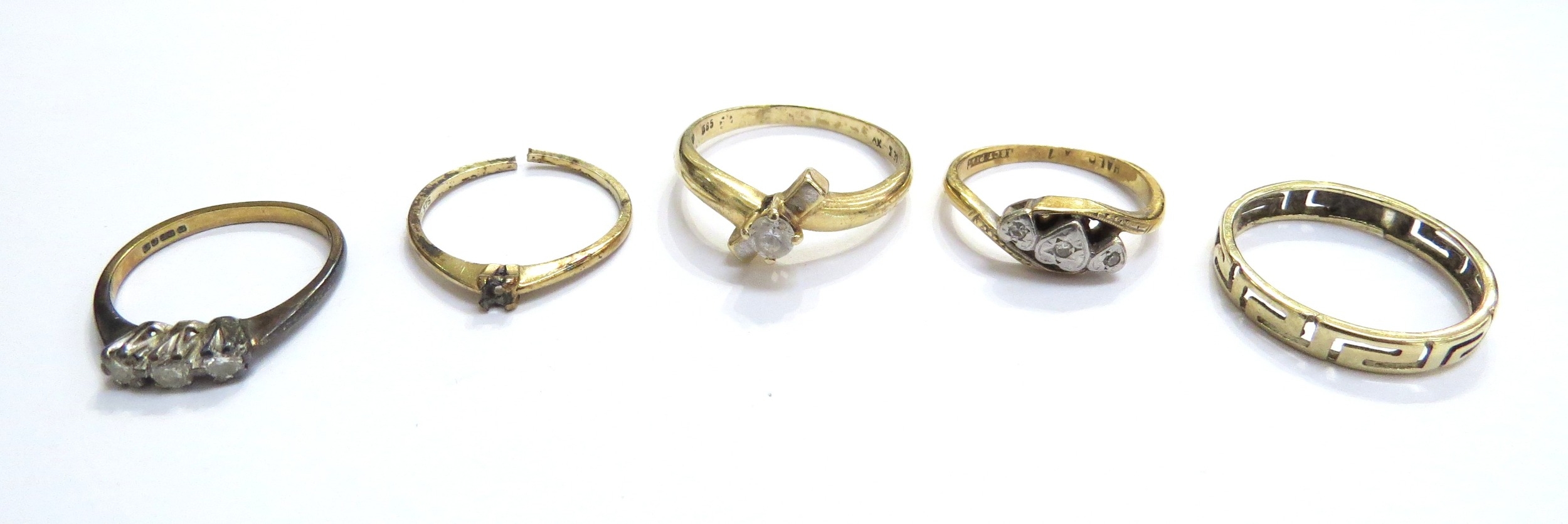 Five gold rings including Greek key band, solitaire white stone example ...
