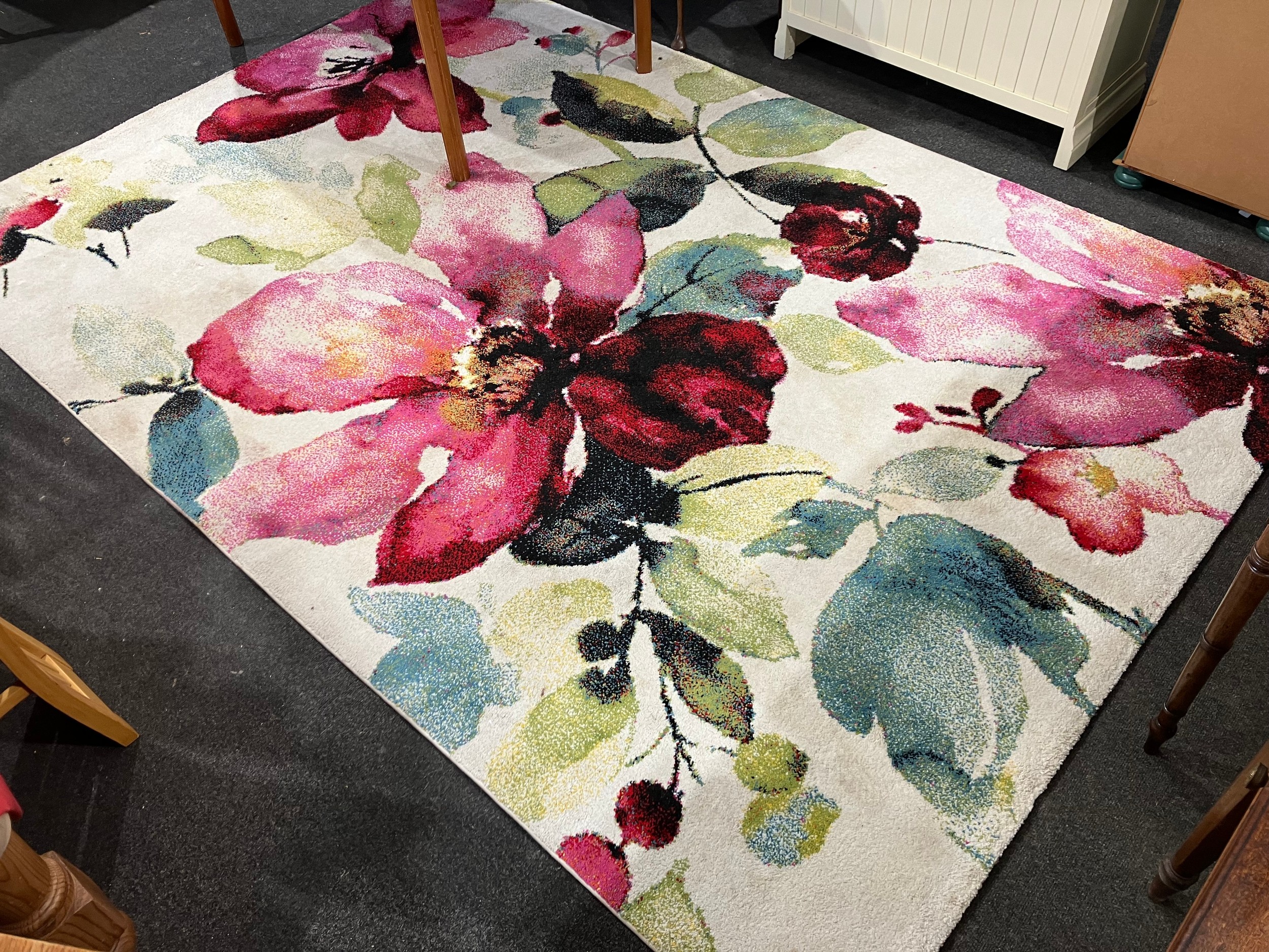A modern floral design rug, 10' x 6' 8