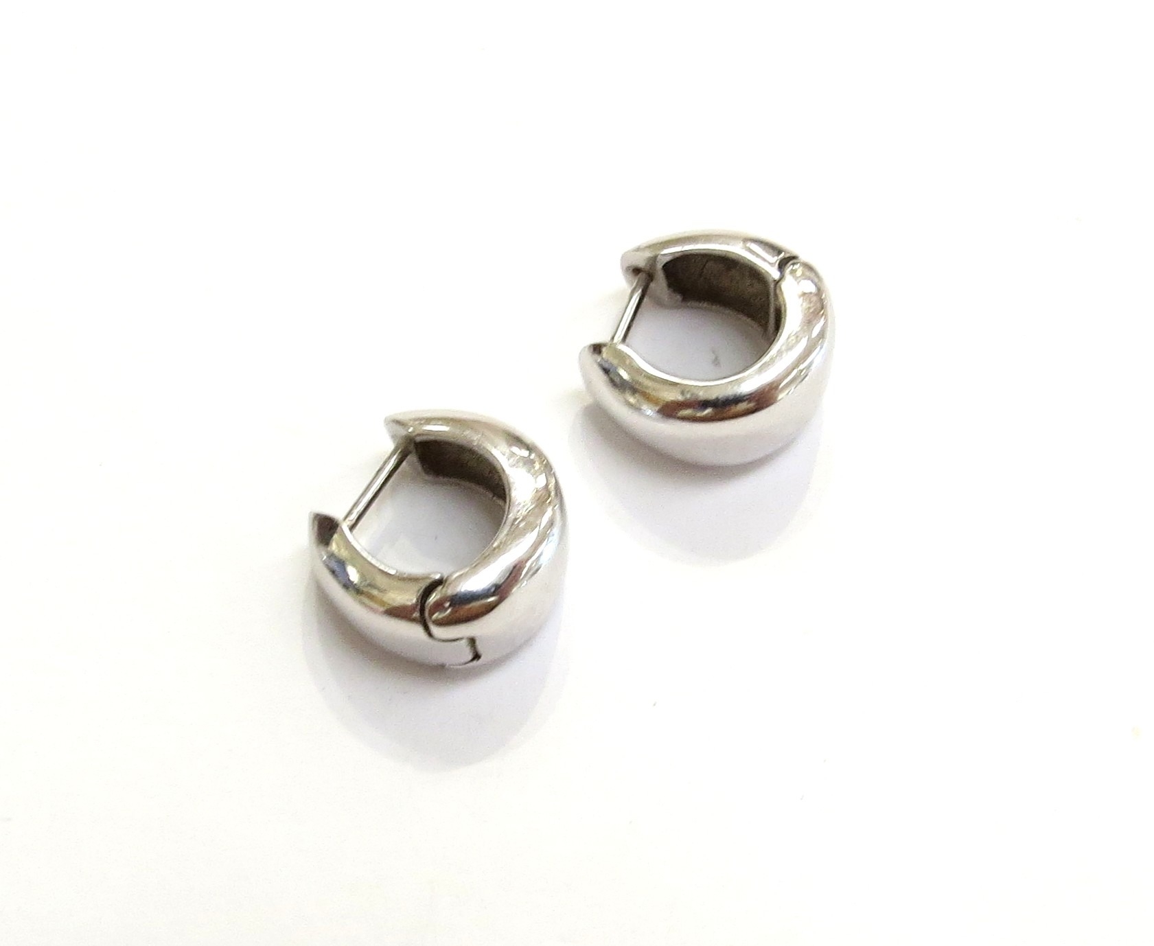 A pair of white gold huggie earrings, stamped 750, 8.5g