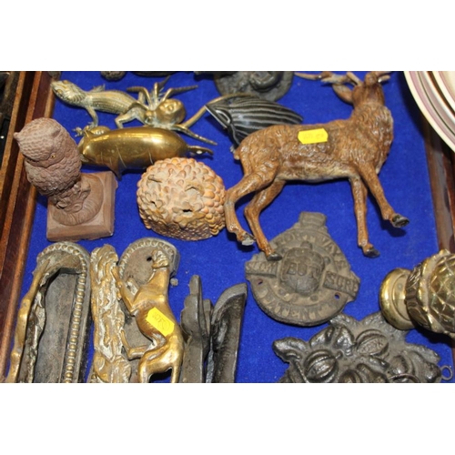 120 - Two pairs of metal doorstops, a brass model spider, two lizards and other decorative metalware