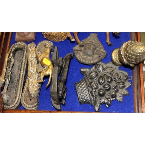 120 - Two pairs of metal doorstops, a brass model spider, two lizards and other decorative metalware