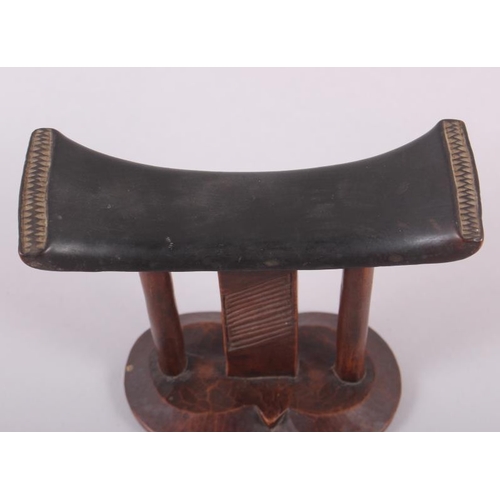 145 - An African Ashanti carved hardwood head rest, 5 1/4