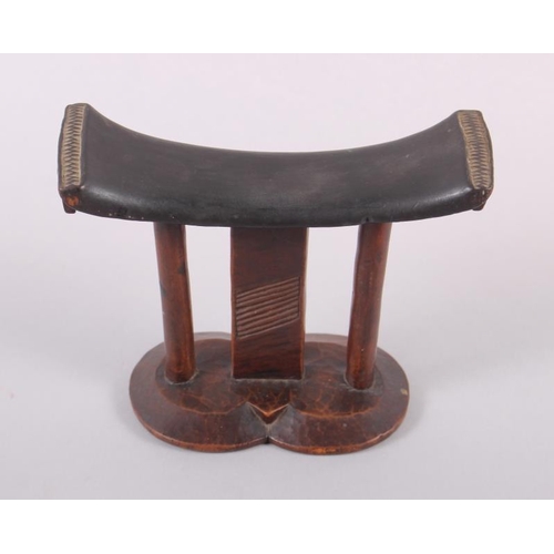 145 - An African Ashanti carved hardwood head rest, 5 1/4