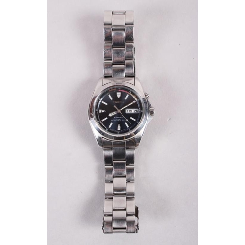 391 - A gentleman's Seiko Kinetic stainless steel bracelet watch with blued dial and baton numerals