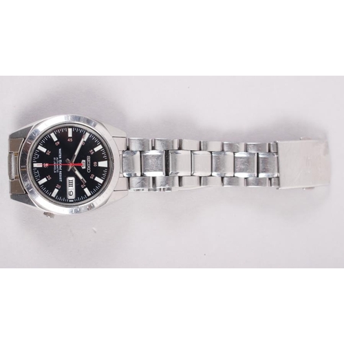 392 - A gentleman's Seiko 5 stainless steel bracelet watch with black dial, baton and Arabic numerals, and... 