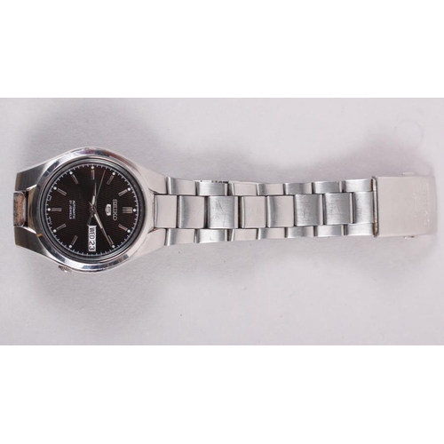 393 - A gentleman's Seiko 5 stainless steel bracelet watch with graphite dial, baton numerals and day/date... 