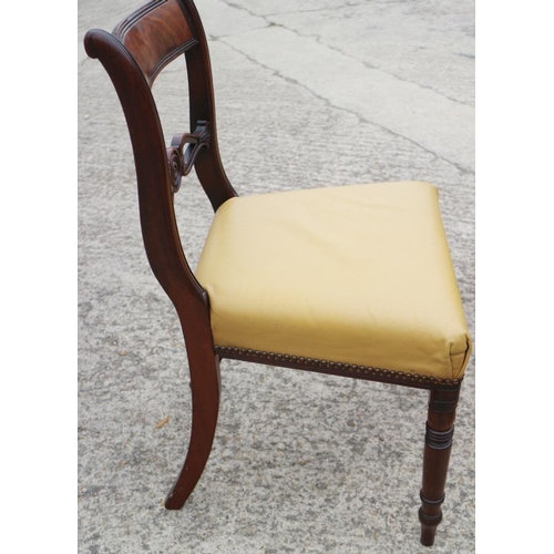 572 - A set of six William IV mahogany bar back dining chairs with stuffed over leather seats, on turned s... 