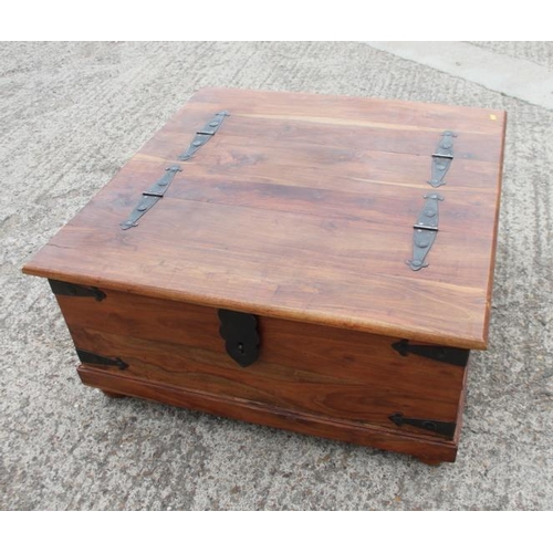 659 - A sheesham square coffee table/coffer chest with hinged lid, on turned supports, 37