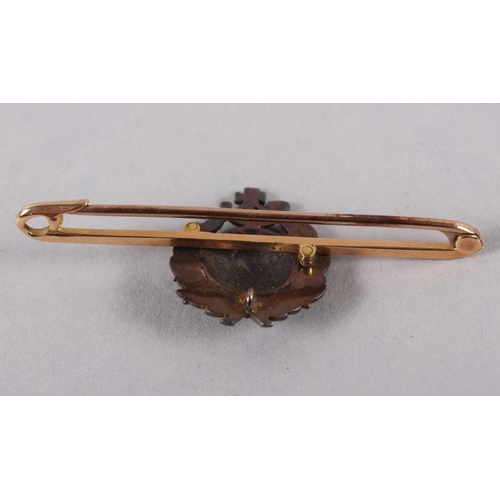 369 - A yellow metal bar brooch, stamped 15ct, with Royal Marines insignia, 4.6g