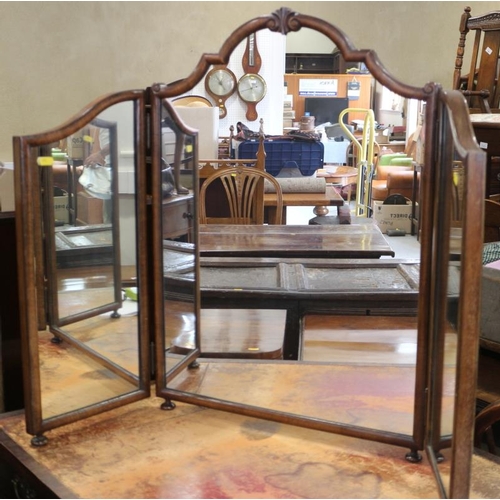 600 - A walnut framed triple-plate toilet mirror of Queen Anne design, centre panel 21