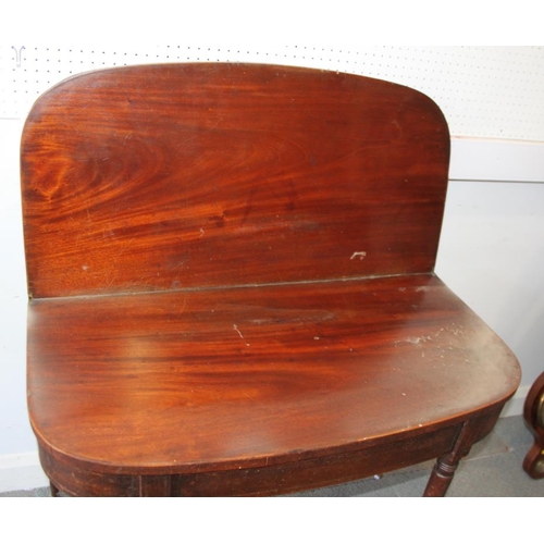 533 - A late Georgian mahogany and rosewood banded fold-over top 'D' shape tea table, on turned and castor... 