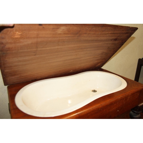 554 - A 19th century mahogany bidet stool with liner, on turned supports, 21