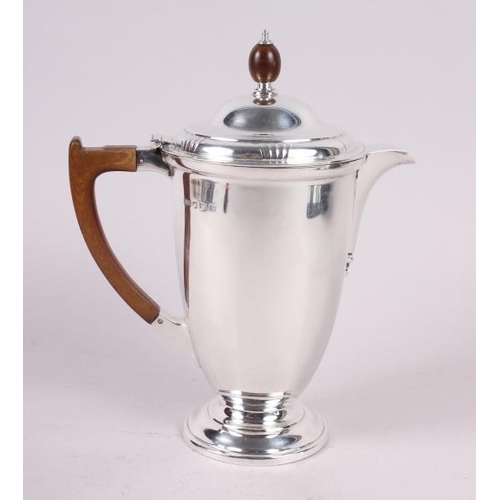 244 - A Roberts & Belk Art Deco silver ice water jug with wooden handle and finial, 9