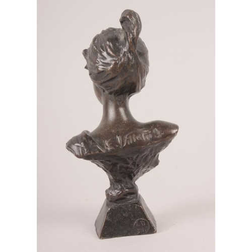 146 - E Villanis: a late 19th century bronze bust of Alda, 5