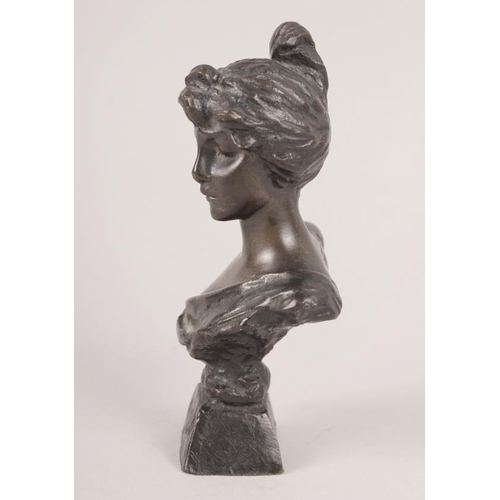 146 - E Villanis: a late 19th century bronze bust of Alda, 5