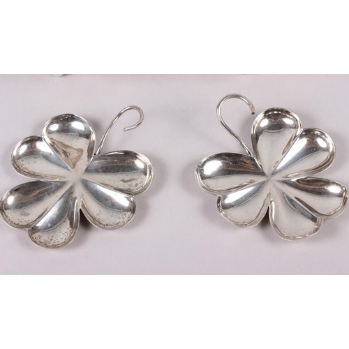 303 - A pair of Walker & Hall bonbon dishes and a pair of silver dishes formed as shamrocks, 4.4oz troy ap... 