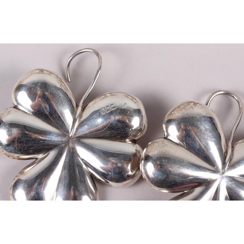 303 - A pair of Walker & Hall bonbon dishes and a pair of silver dishes formed as shamrocks, 4.4oz troy ap... 