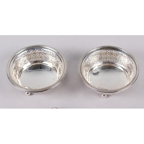 303 - A pair of Walker & Hall bonbon dishes and a pair of silver dishes formed as shamrocks, 4.4oz troy ap... 