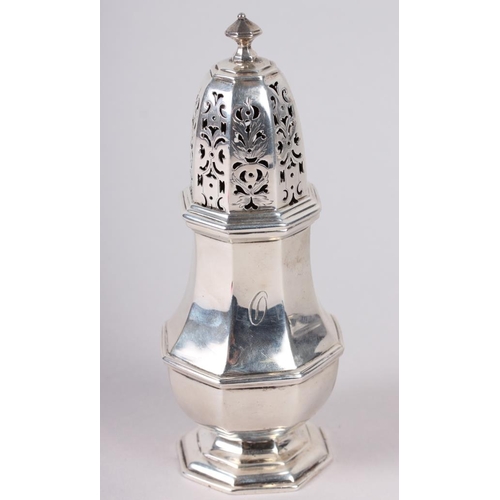 304 - A silver sugar shaker, 7.6oz troy approx. 6 1/2