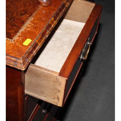 541 - A Georgian walnut and mahogany banded chest of two short and three long drawers with brass handles, ... 