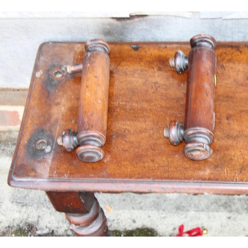 553 - A Victorian mahogany window seat, on turned supports, 42