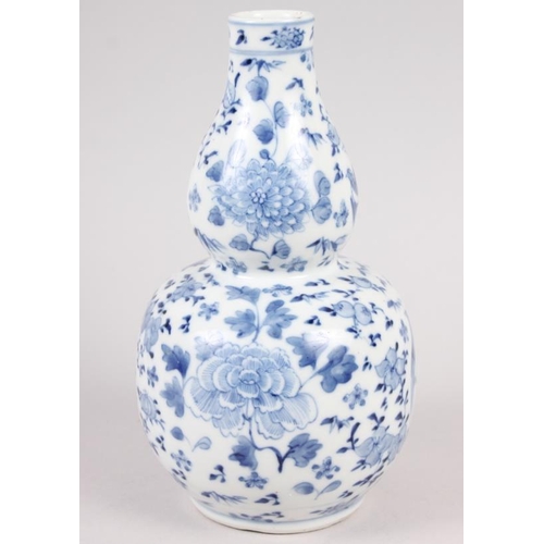 89 - A 19th century Chinese blue and white double gourd vase, decorated birds amongst foliage, 7