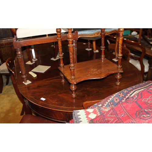 539 - A Georgian two-section circular mahogany dining table with centre leaf, on square tapered castored s... 