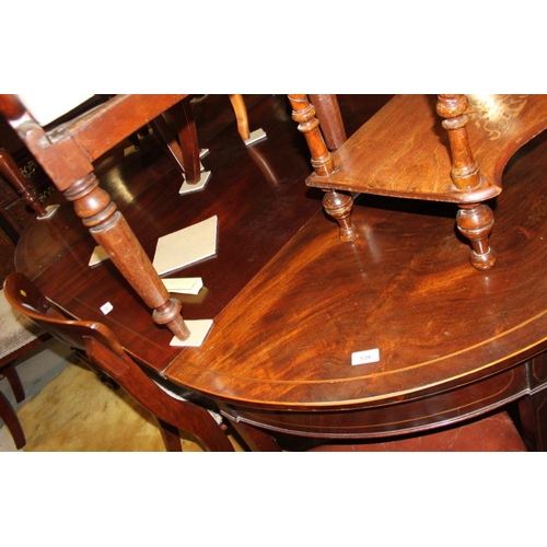 539 - A Georgian two-section circular mahogany dining table with centre leaf, on square tapered castored s... 