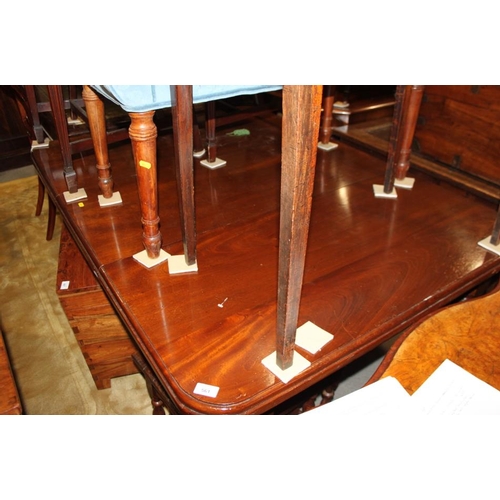 561 - A William IV period mahogany extending table, fitted two leaves, on turned and reeded supports, 57