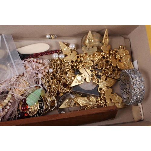 343 - Assorted costume jewellery, including a silver and diamond dragonfly brooch