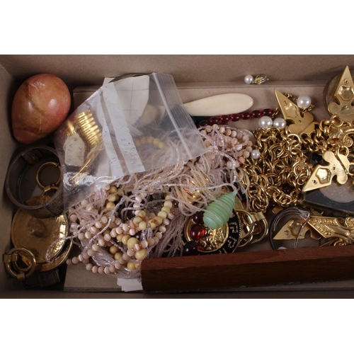 343 - Assorted costume jewellery, including a silver and diamond dragonfly brooch