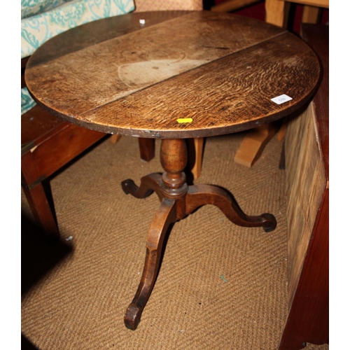 559 - A Georgian oak circular tilt top occasional table, on tripod base, 26