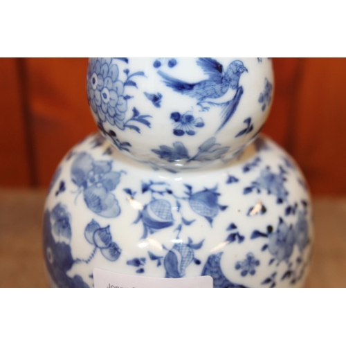 89 - A 19th century Chinese blue and white double gourd vase, decorated birds amongst foliage, 7