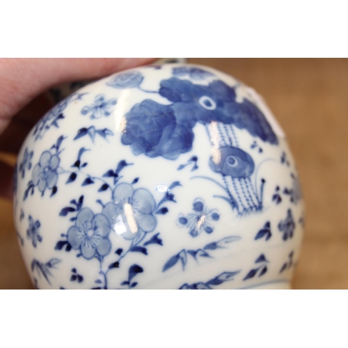 89 - A 19th century Chinese blue and white double gourd vase, decorated birds amongst foliage, 7