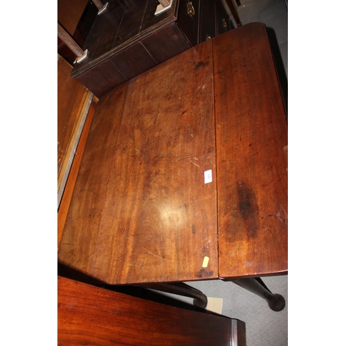 521 - A George III Cuban mahogany pad foot drop leaf table, 36