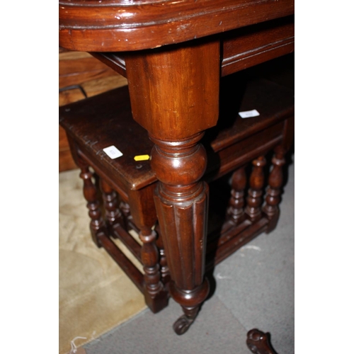 561 - A William IV period mahogany extending table, fitted two leaves, on turned and reeded supports, 57