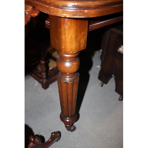 561 - A William IV period mahogany extending table, fitted two leaves, on turned and reeded supports, 57