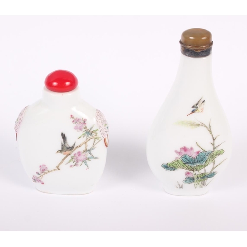 154 - A Chinese porcelain snuff bottle, decorated birds and foliage, with hardstone stopper, three charact... 