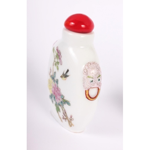 154 - A Chinese porcelain snuff bottle, decorated birds and foliage, with hardstone stopper, three charact... 