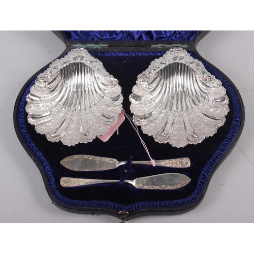 354 - A pair of silver Rococo design shell-shaped butter dishes and a pair of butter knives, in box, 5.2oz... 