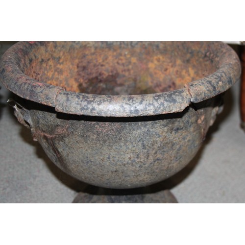 581 - A cast iron oval two-handle planter, 24