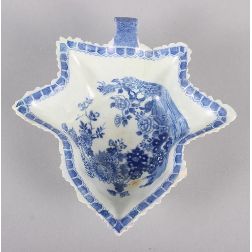 26 - An 18th century Worcester blue and white leaf-shaped pickle dish, 5 1/4