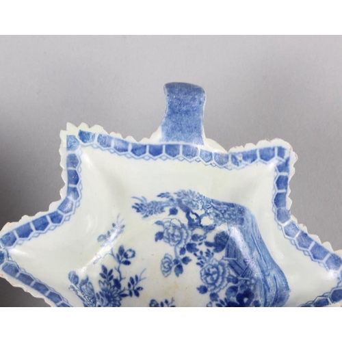 26 - An 18th century Worcester blue and white leaf-shaped pickle dish, 5 1/4